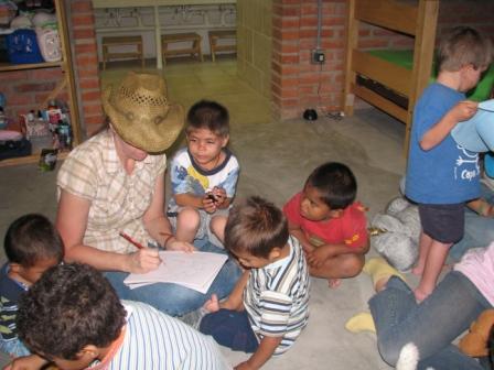 Honduras3508/5_They_love_to_wait_for_their_picture_to_be_drawn.JPG