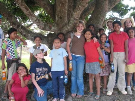 Honduras3608/2_Our_favorite_tree_on_the_way_to_the_Tienda_with_our_little_guests_IMG_0024.JPG